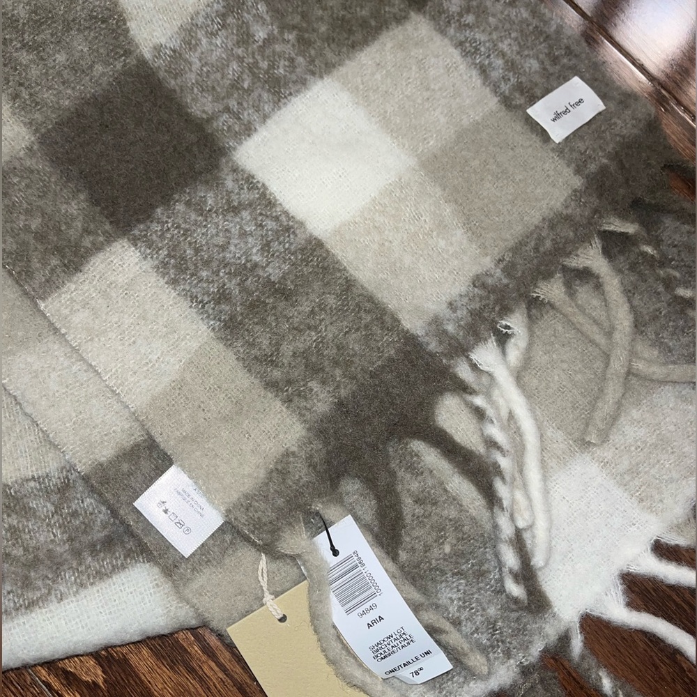 Aritzia Wilfred Free scarf